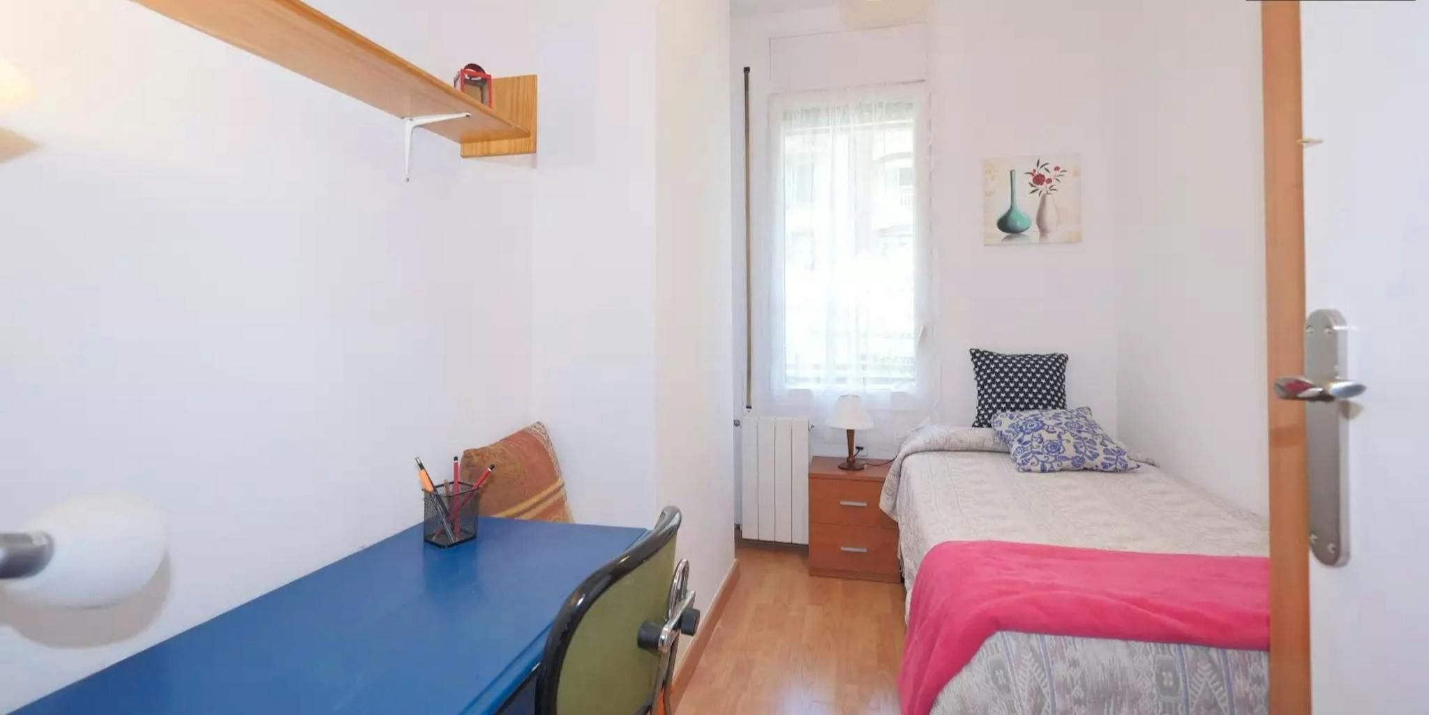 Bedroom of Flat to share in  Barcelona Capital  with Heating, Furnished and Washing machine