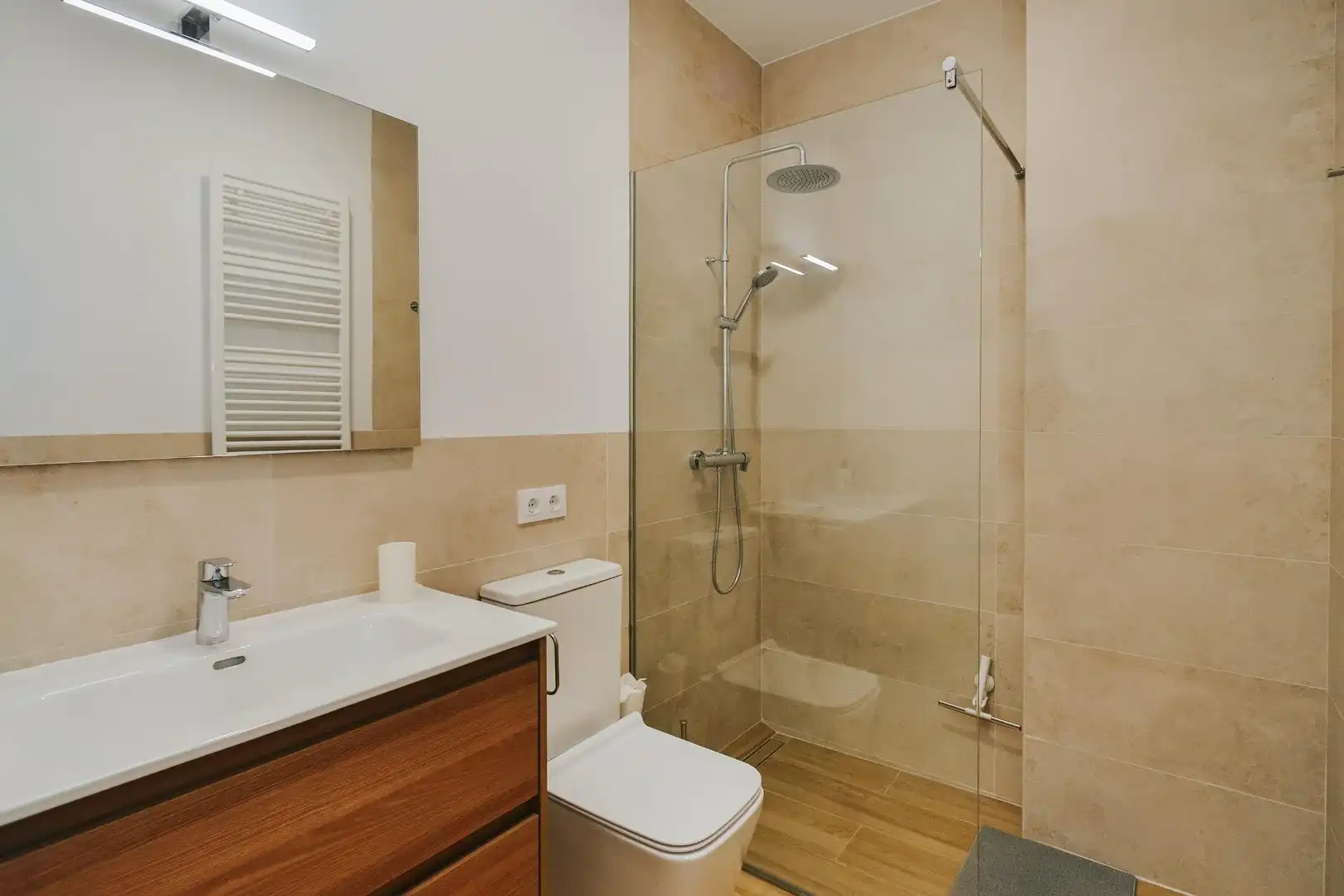 Badezimmer von Erdgeschoss zur Miete in Palamós mit Klimaanlage, Heizung und Terrasse