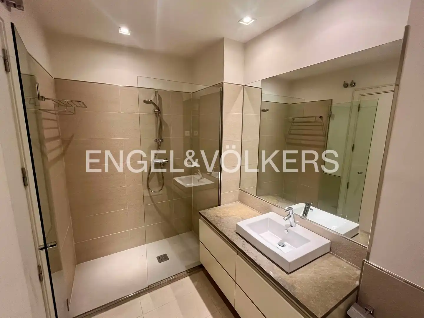 Baño de Apartamento de alquiler en Madrid con Aire acondicionado, Calefacción y Jardín privado
