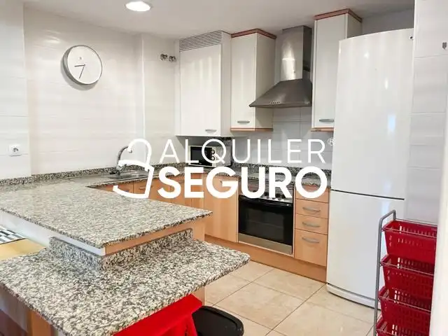 Cuina de Pis de lloguer en Dénia amb Aire condicionat, Terrassa i Traster