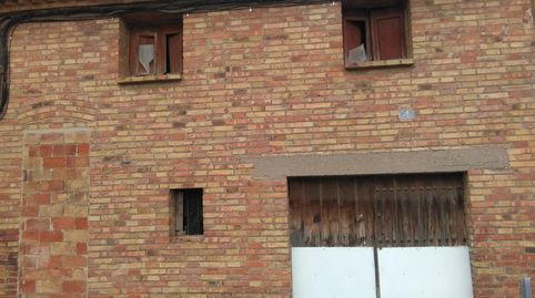 Terreny urba amb casa per reformar o construir.