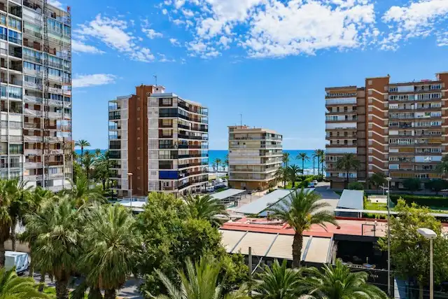 Außenansicht von Wohnung zur Miete in Alicante / Alacant mit Klimaanlage, Heizung und Terrasse
