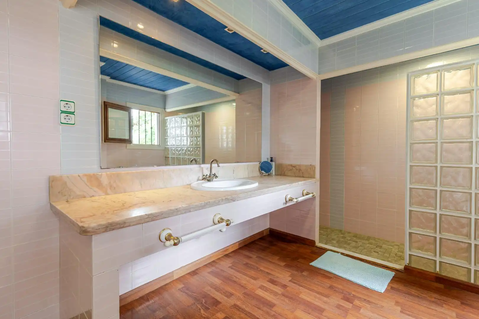 Bathroom of Houses for sale in L'Eliana  with Air Conditioner, Heating and Private garden