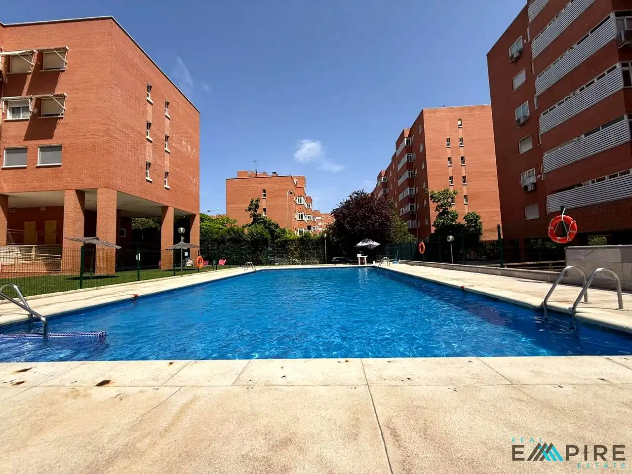 Piscina de Piso en venta en Madrid con Calefacción, Trastero y Piscina
