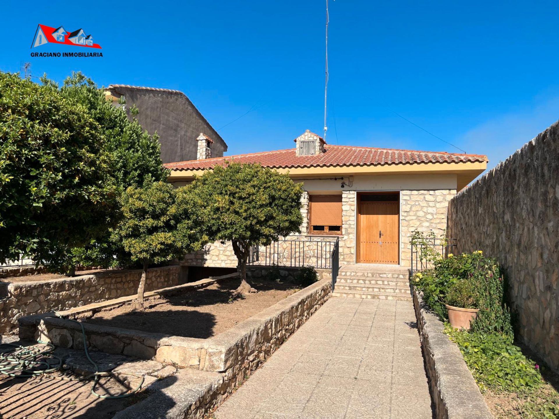 Außenansicht von Einfamilien-Reihenhaus zum Verkauf in Casas de Juan Núñez mit Klimaanlage, Heizung und Privatgarten