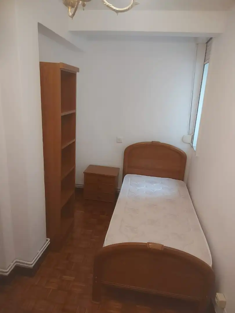 Dormitori de Pis de lloguer en Santiago de Compostela  amb Calefacció, Parquet i Forn