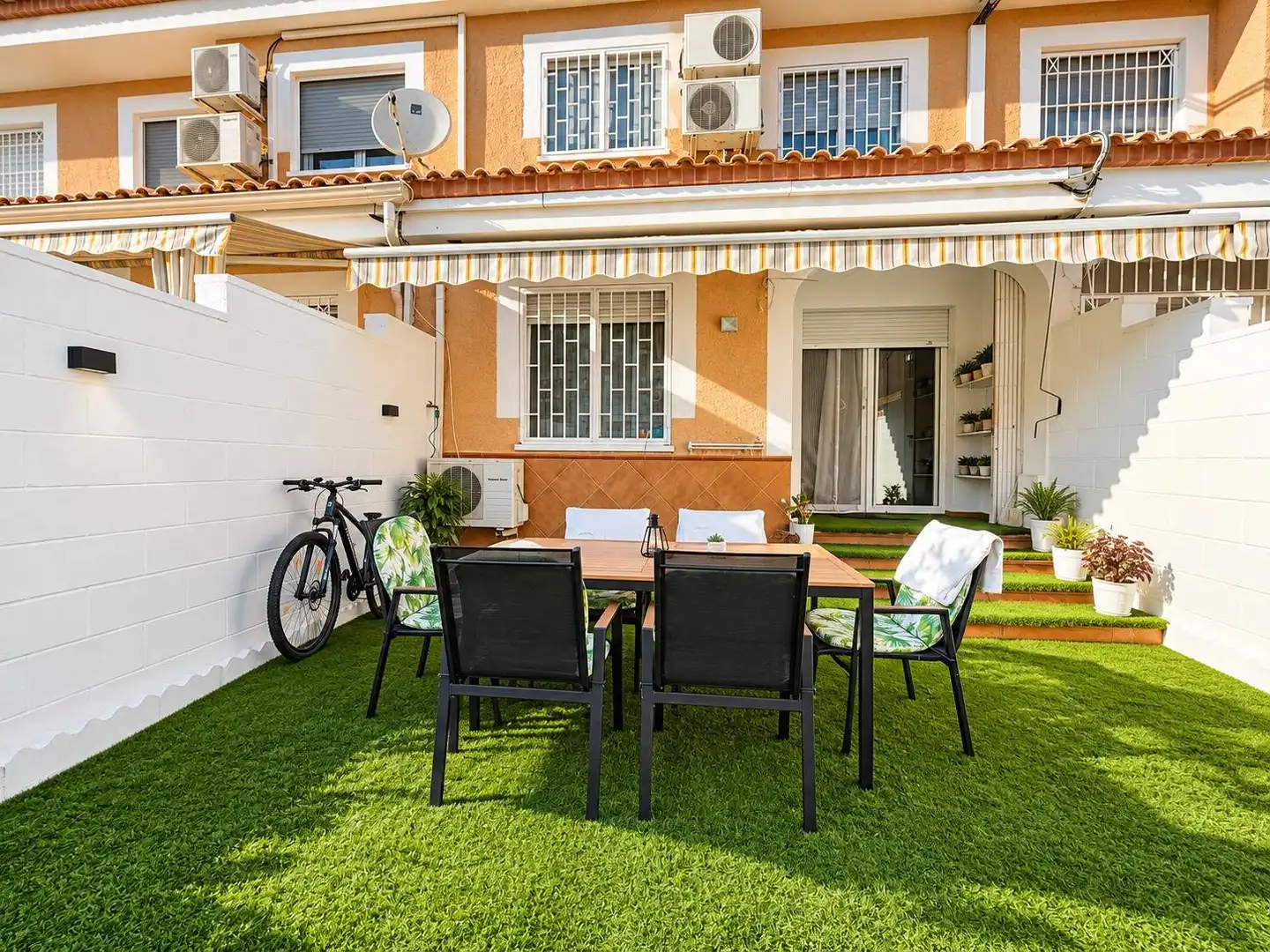 Terrassa de Casa o xalet en venda en San Vicente del Raspeig / Sant Vicent del Raspeig amb Aire condicionat, Jardí privat i Piscina comunitària
