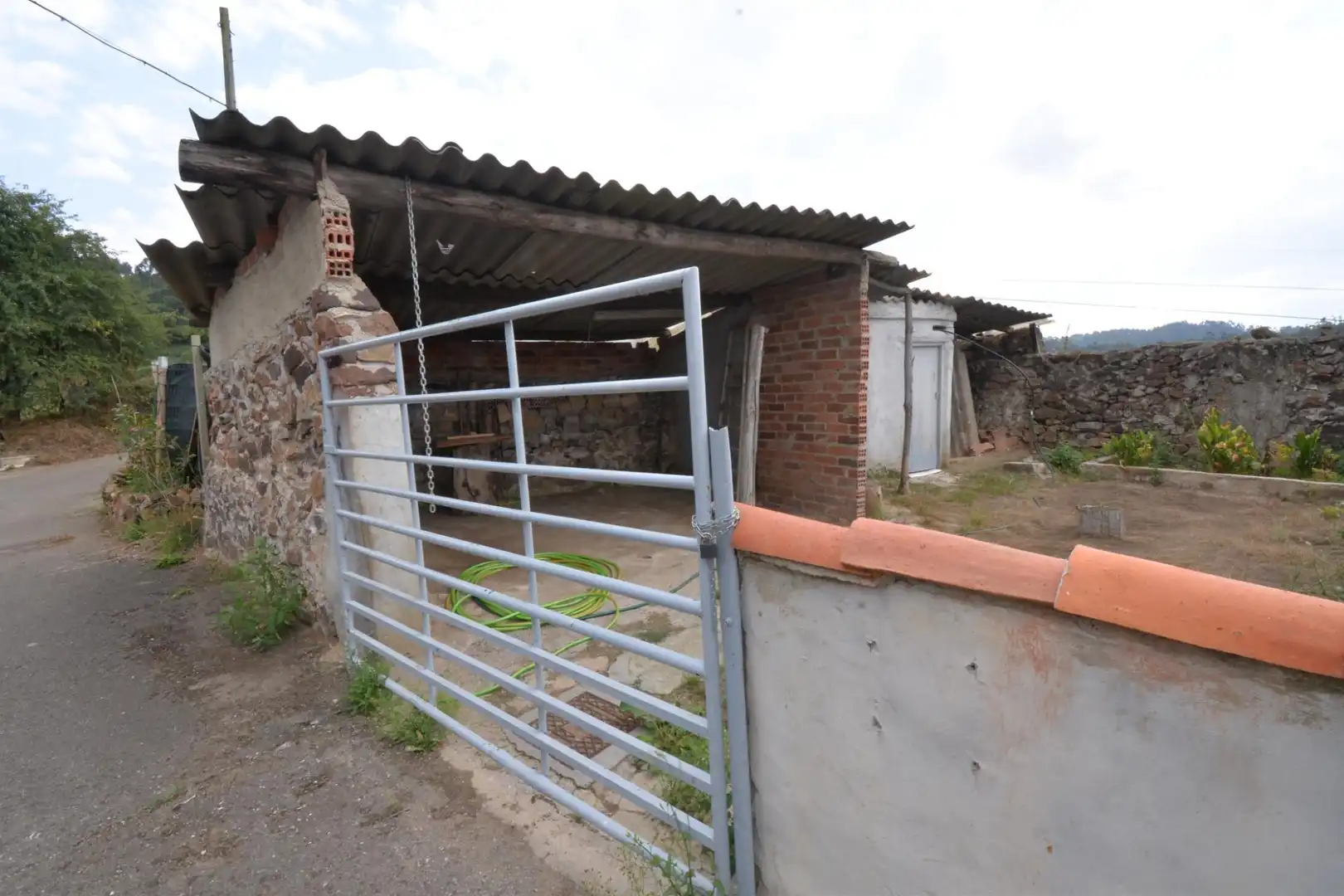Vista exterior de Finca rústica en venda en Oviedo  amb Traster