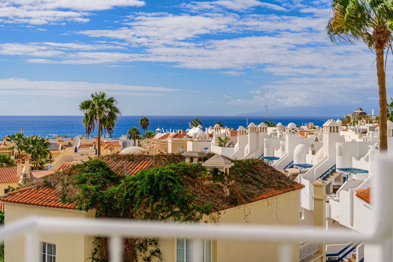 Vista exterior de Ático en venta en Adeje con Aire acondicionado, Terraza y Piscina