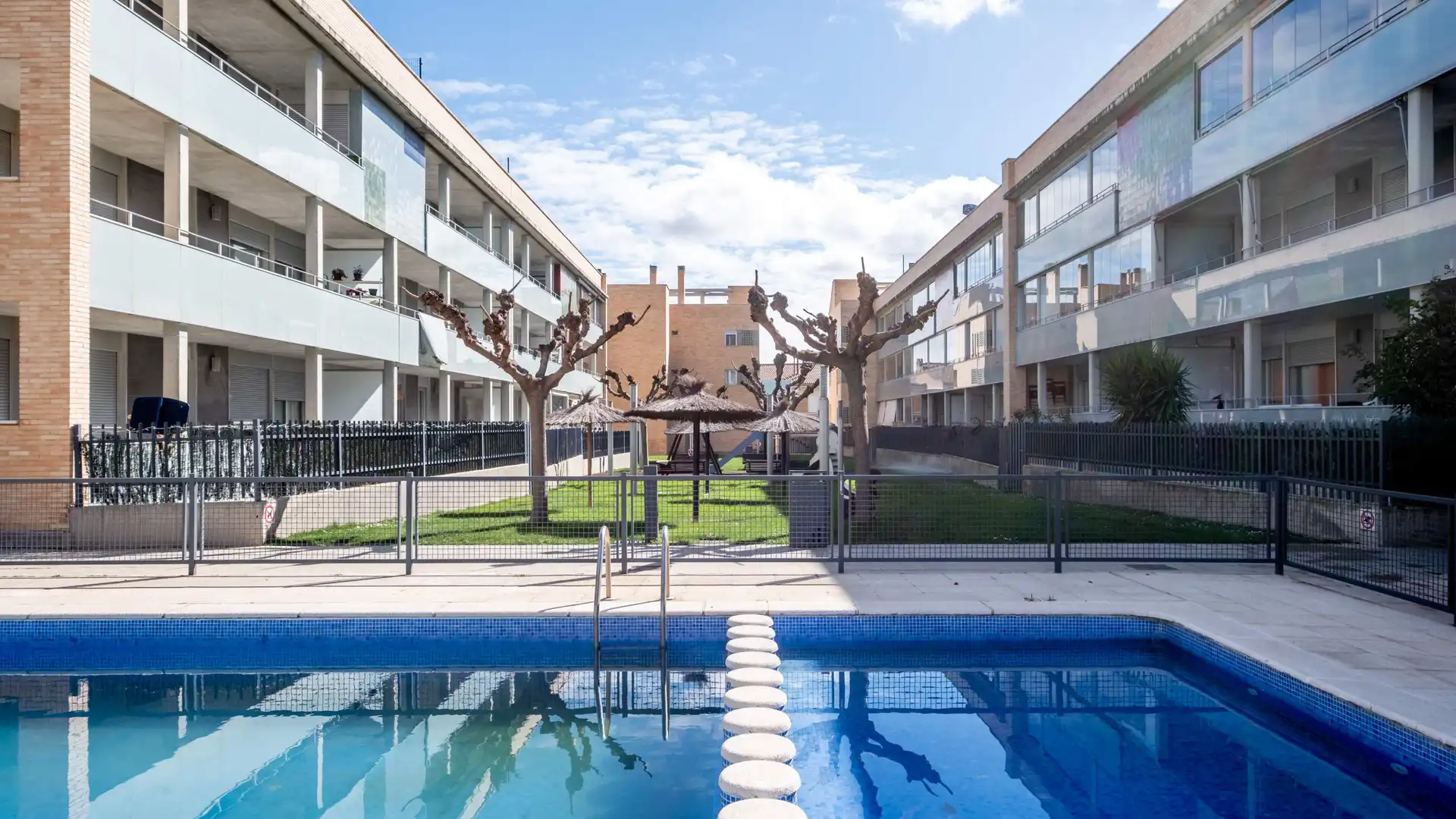 Schwimmbecken von Dachboden zum Verkauf in Cuarte de Huerva mit Klimaanlage, Heizung und Terrasse