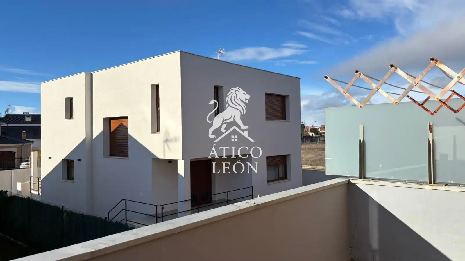 Vista exterior de Casa adosada en venta en San Andrés del Rabanedo con Calefacción, Jardín privado y Parquet