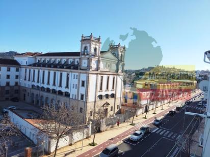 Vista exterior de Pis en venda en Cáceres Capital