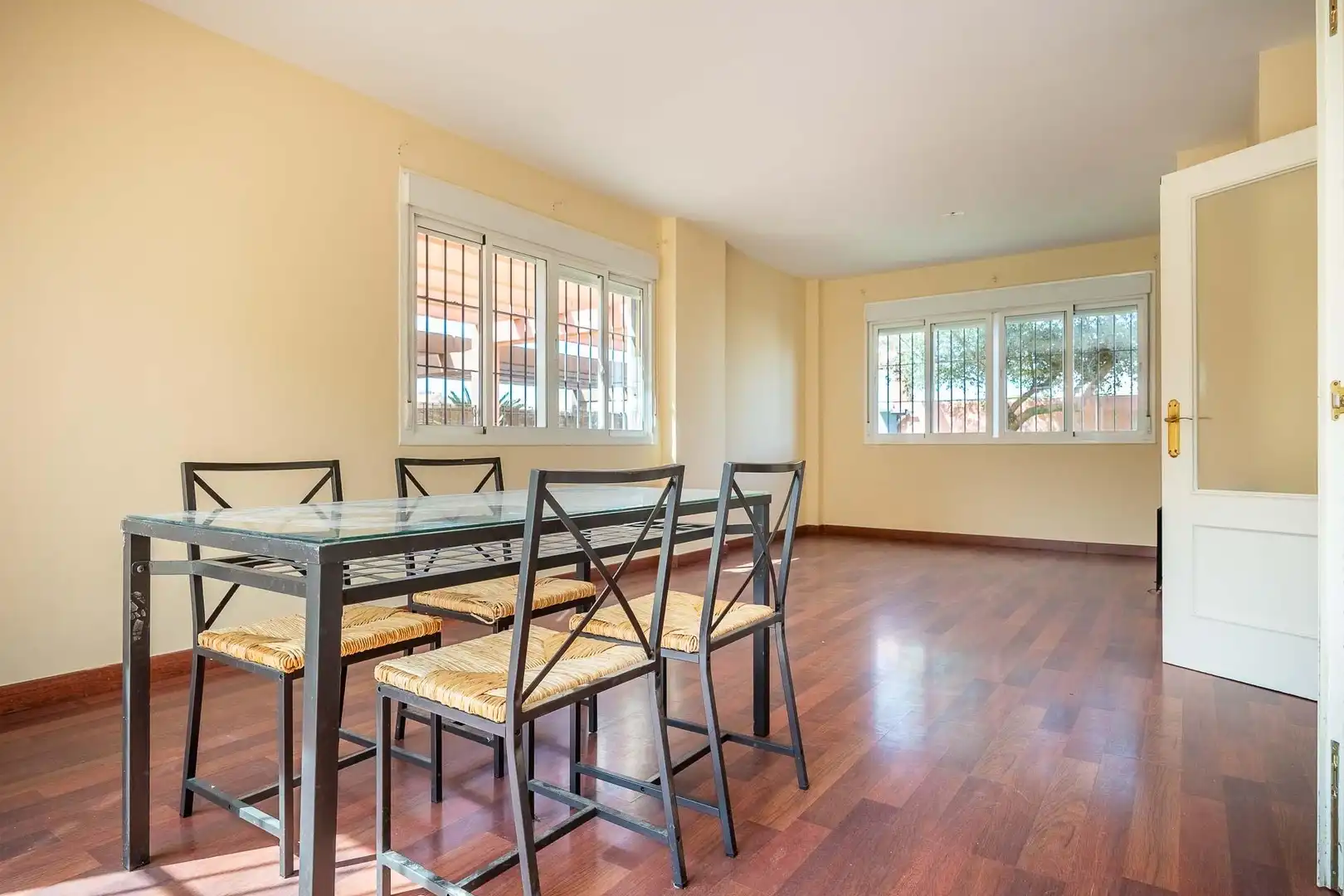 Comedor de Casa adosada de alquiler en Espartinas con Aire acondicionado, Calefacción y Jardín privado