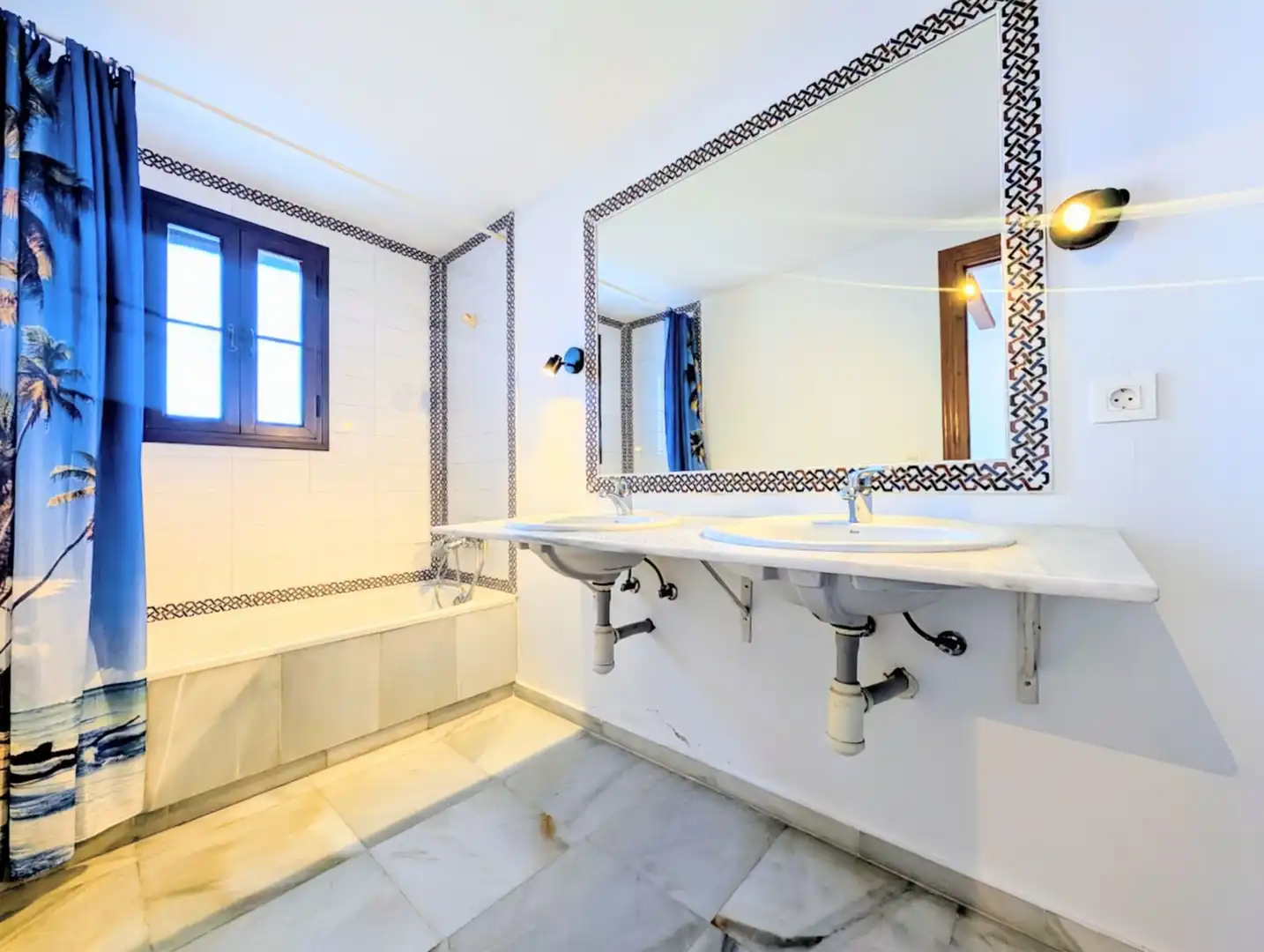 Baño de Casa adosada en venta en Marbella con Aire acondicionado y Piscina comunitaria