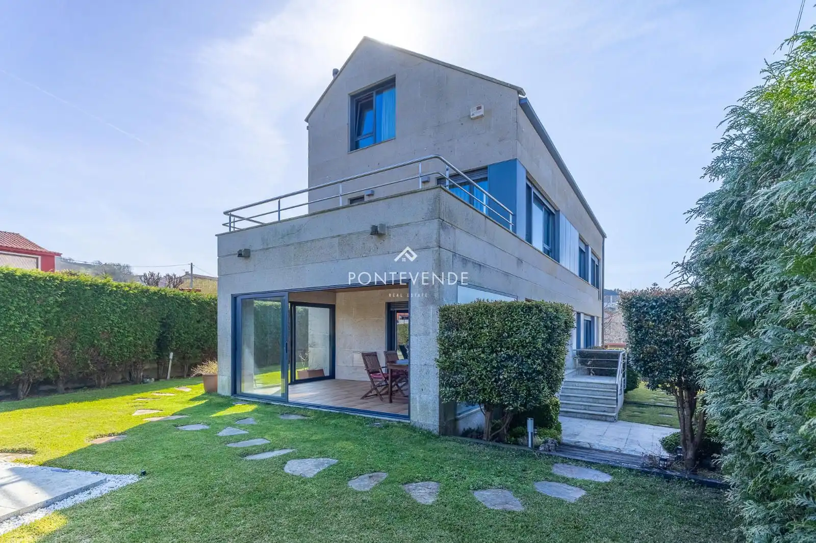 Vista exterior de Casa o xalet en venda en Vigo  amb Calefacció, Jardí privat i Terrassa