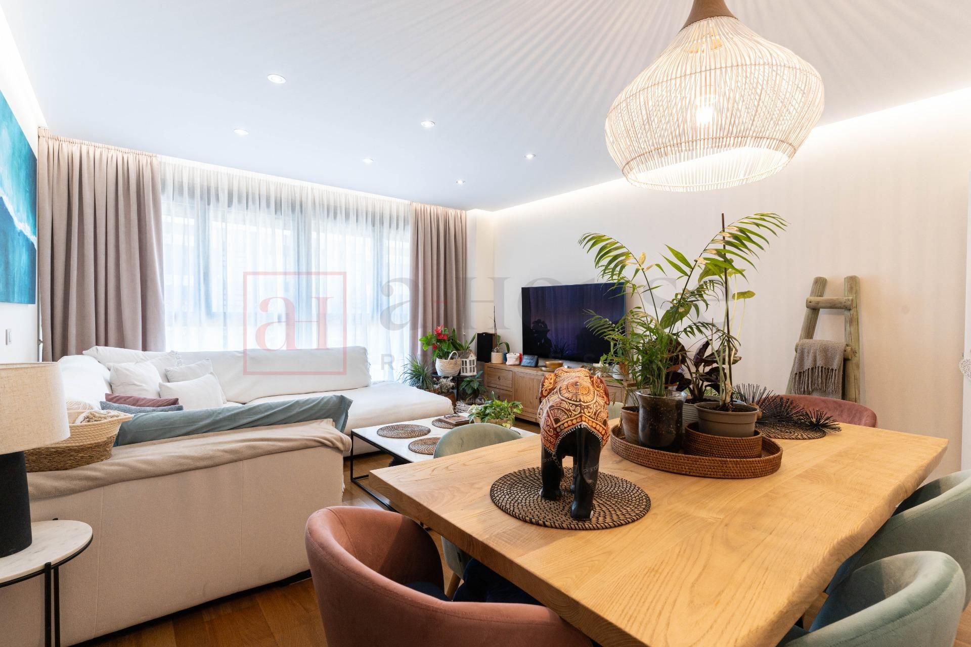 Sala d'estar de Pis en venda en  Madrid Capital amb Aire condicionat, Jardí privat i Parquet