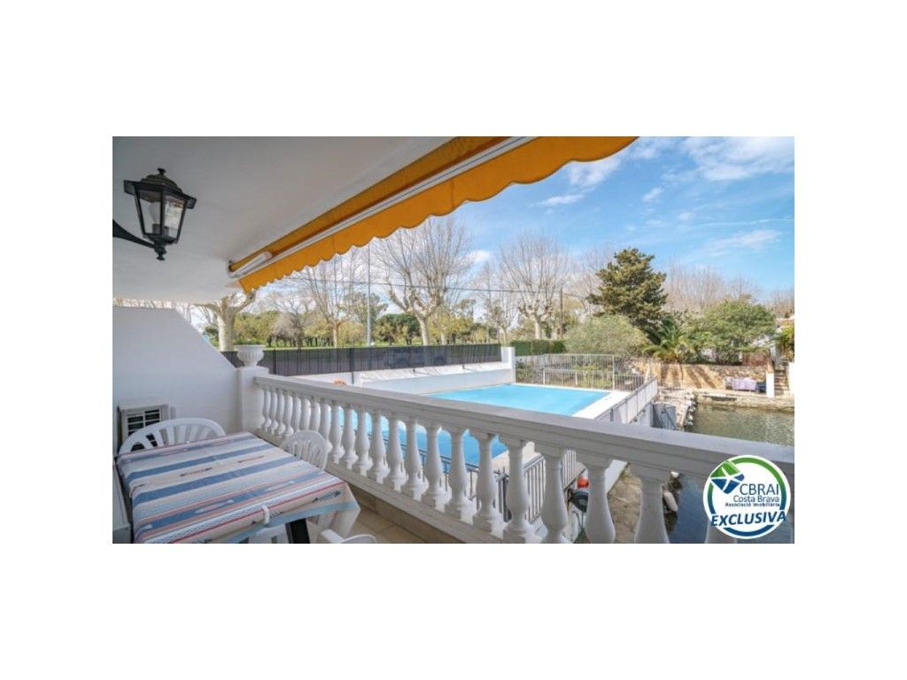 Piscina de Pis en venda en Empuriabrava amb Moblat