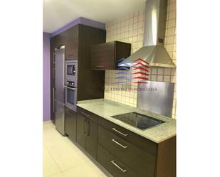 Cuina de Apartament de lloguer en Ourense Capital  amb Calefacció i Balcó
