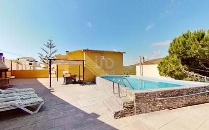 Vista exterior de Casa o xalet en venda en El Vendrell amb Aire condicionat, Terrassa i Piscina