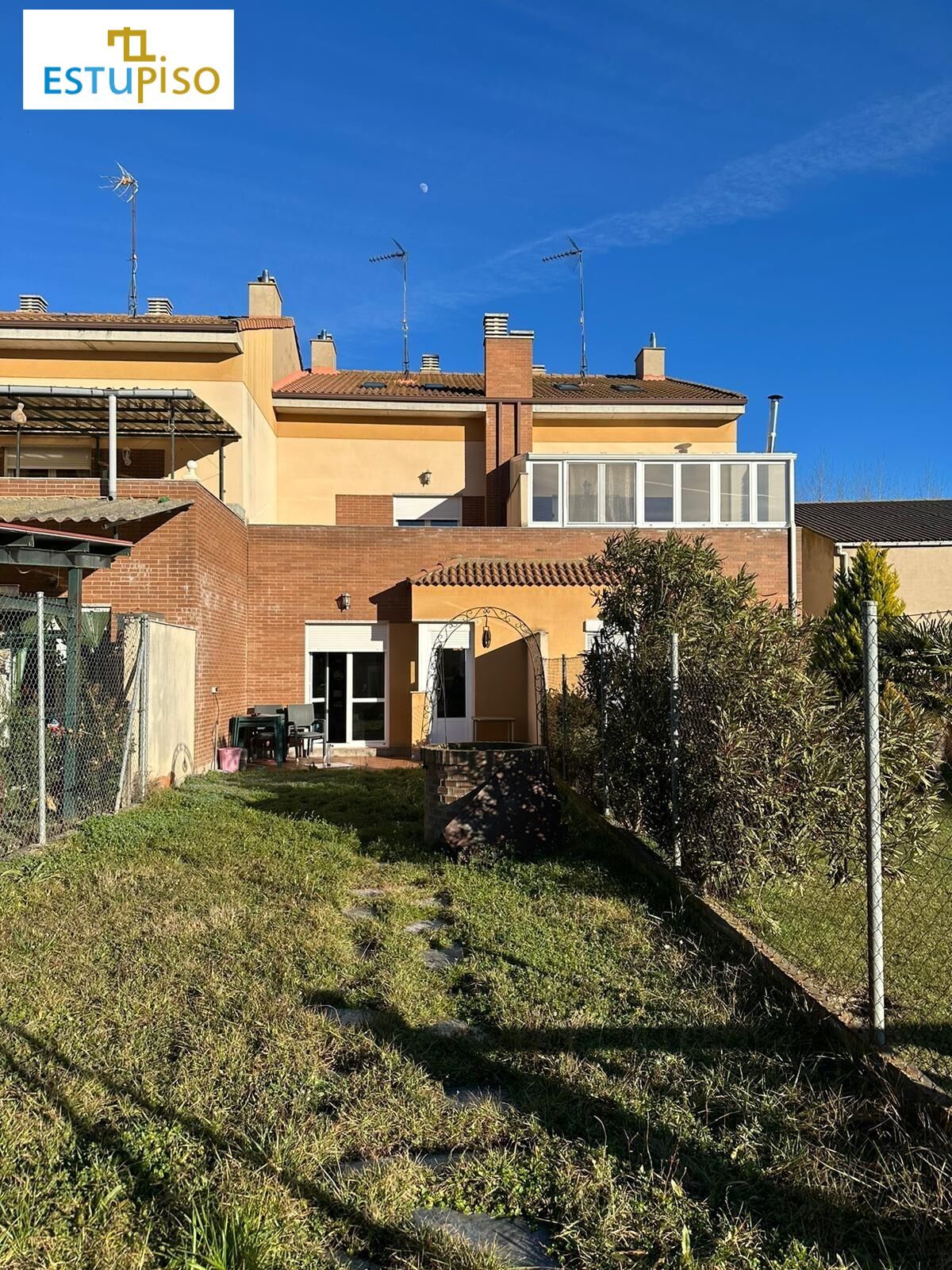 Vista exterior de Casa adosada en venda en Hospital de Órbigo amb Calefacció, Jardí privat i Terrassa