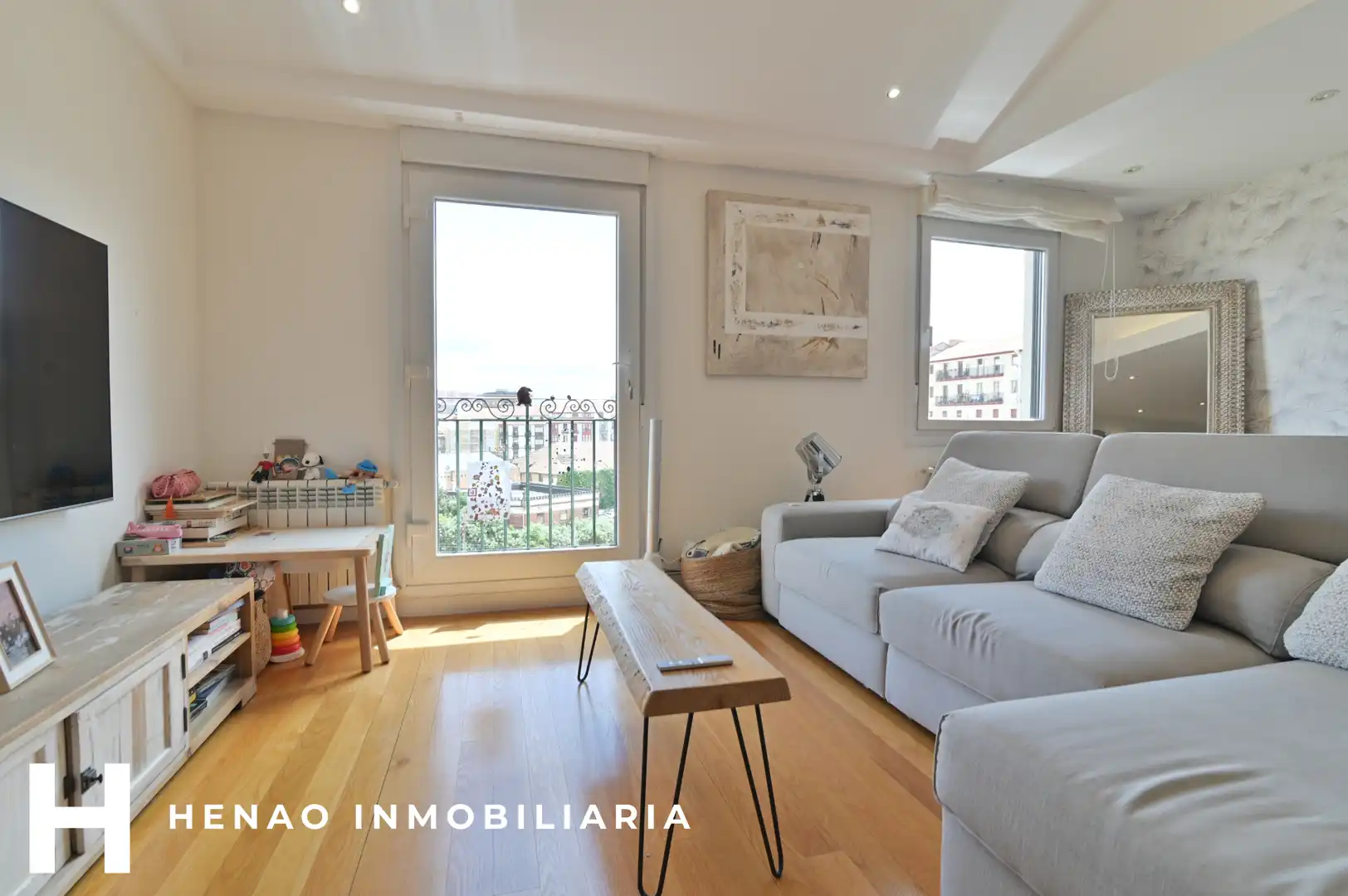 Living room of Flat for sale in Bilbao   with Heating, Parquet flooring and Furnished