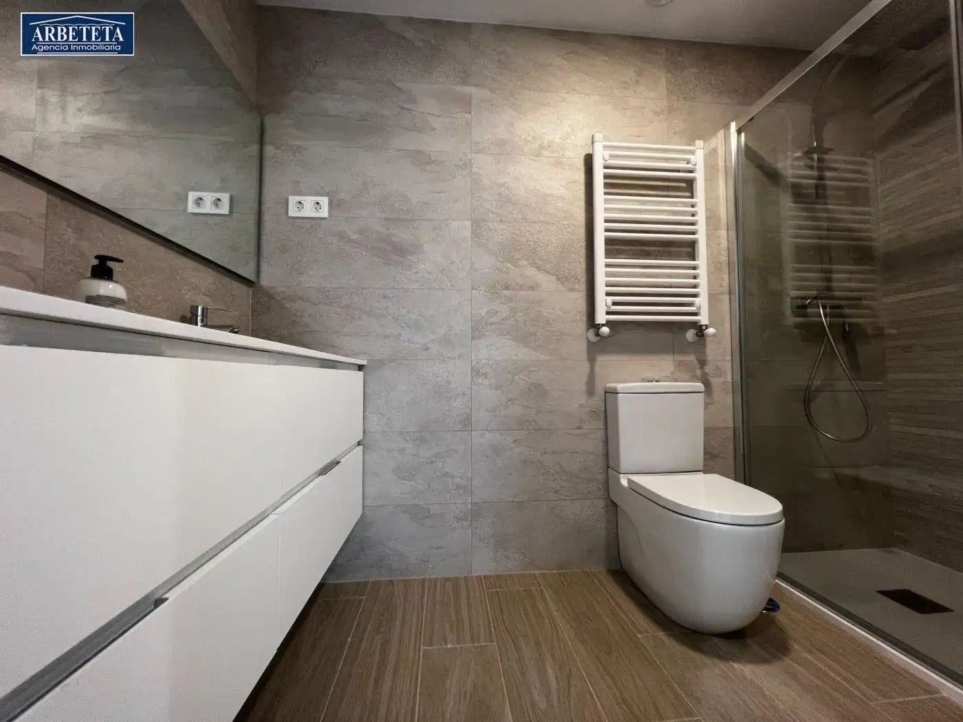 Baño de Piso de alquiler en Guadalajara con Aire acondicionado, Calefacción y Terraza