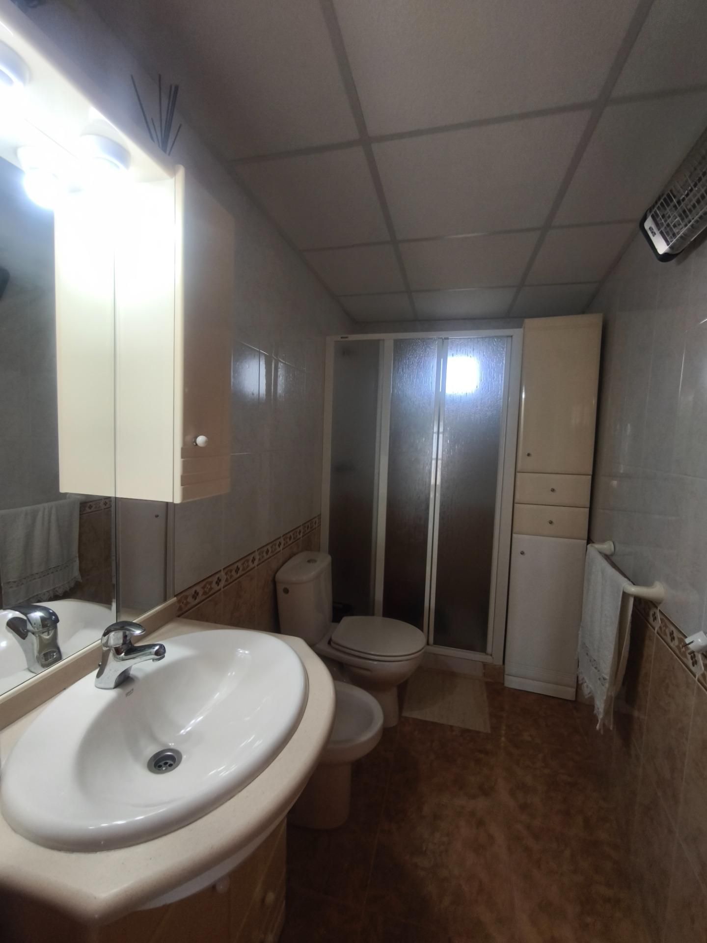 Bany de Apartament en venda en Águilas amb Jardí privat, Balcó i Piscina comunitària