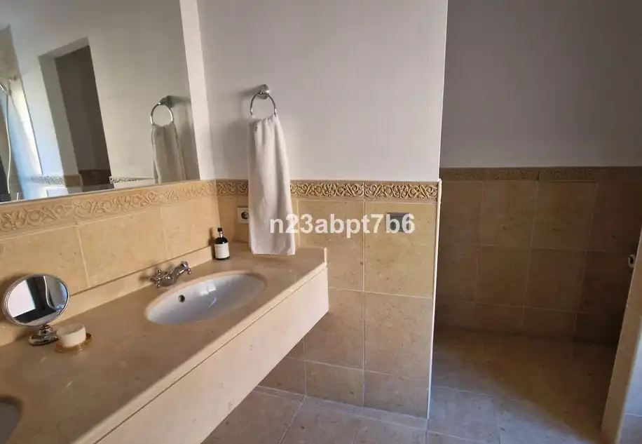 Bany de Pis en venda en Estepona amb Moblat, Microones i TV