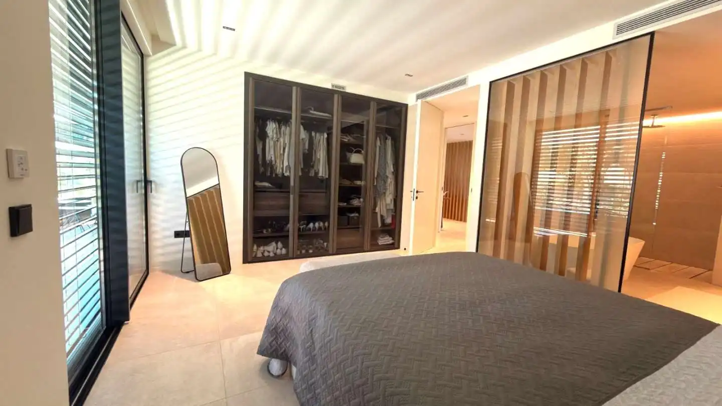 Schlafzimmer von Wohnung zum Verkauf in Sotogrande mit Klimaanlage, Heizung und Privatgarten