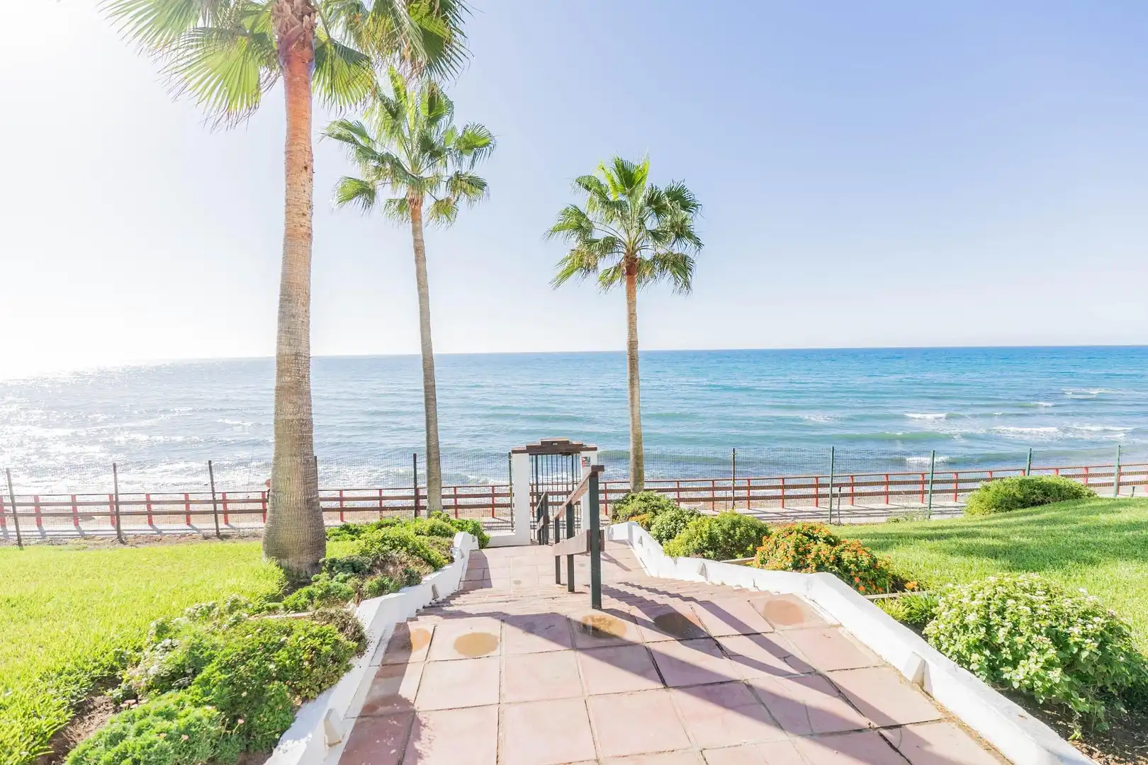 Vista exterior de Estudi en venda en Marbella amb Aire condicionat, Jardí privat i Moblat