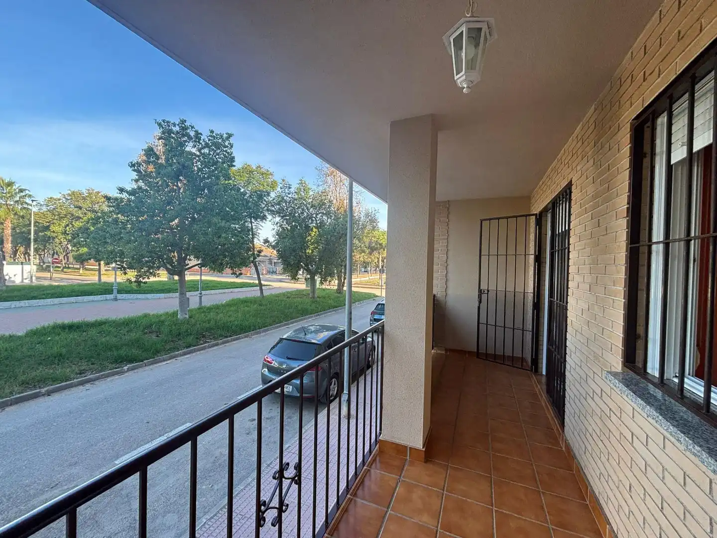 Vista exterior de Dúplex de alquiler en Los Alcázares con Jardín privado, Terraza y Amueblado