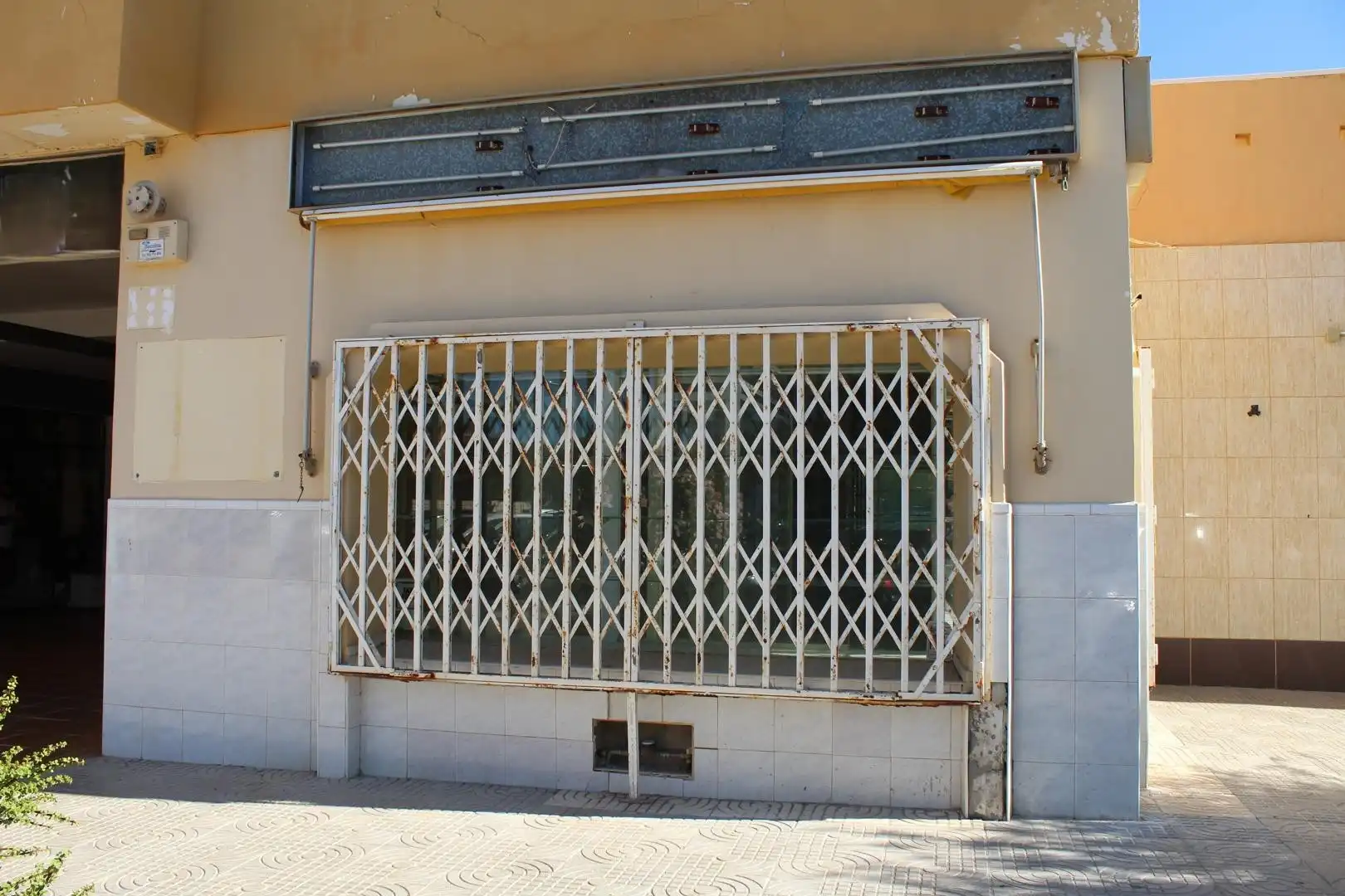 Vista exterior de Local en venda en Roquetas de Mar ciudad