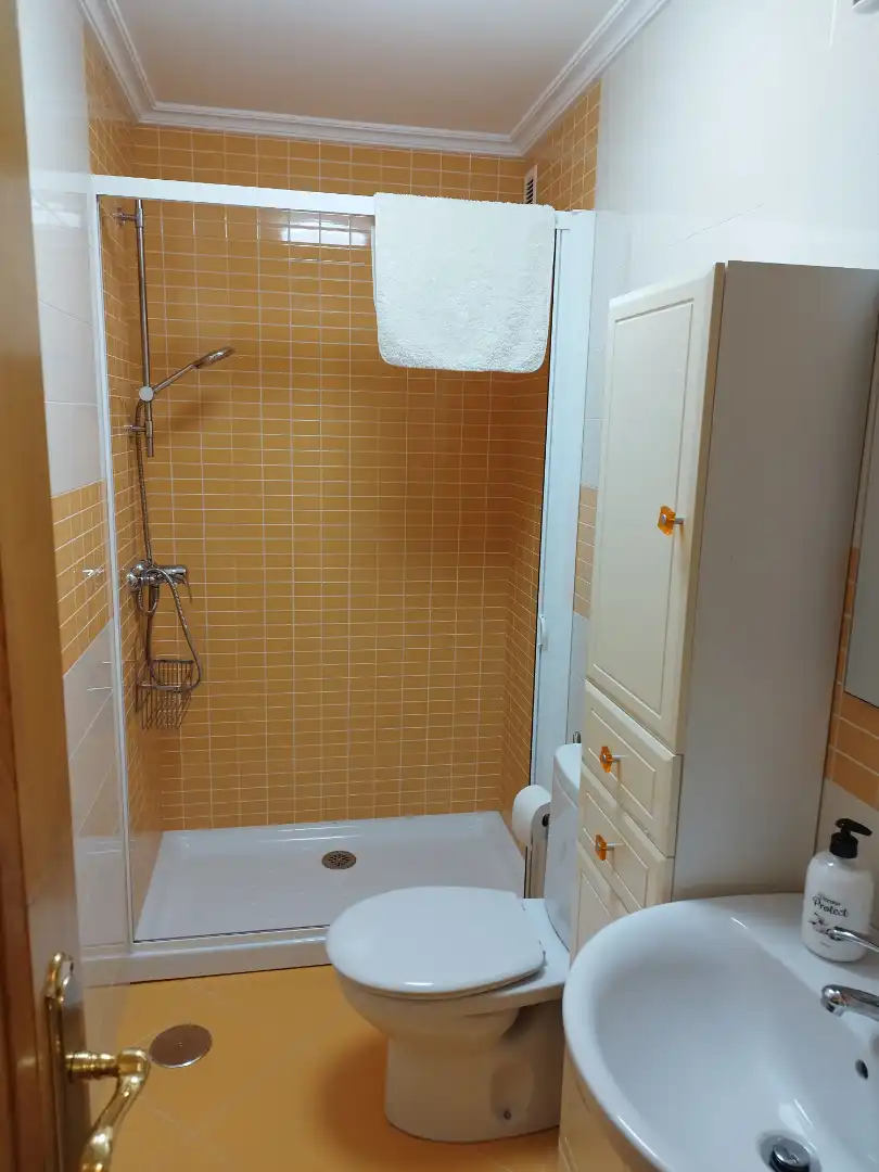 Bany de Apartament de lloguer en Foz amb Calefacció, Moblat i Forn