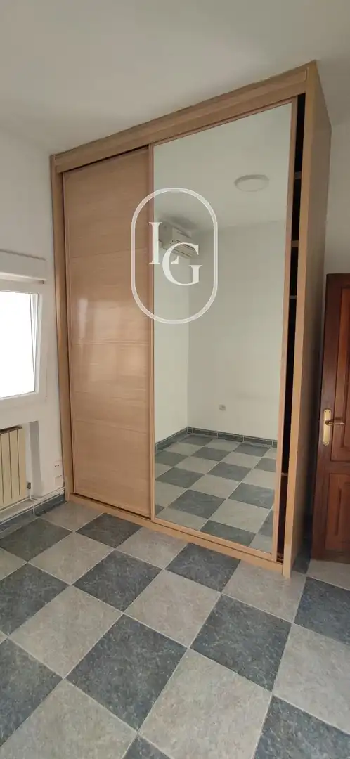 Schlafzimmer von Dachboden zur Miete in Madrid mit Heizung, Terrasse und Ofen