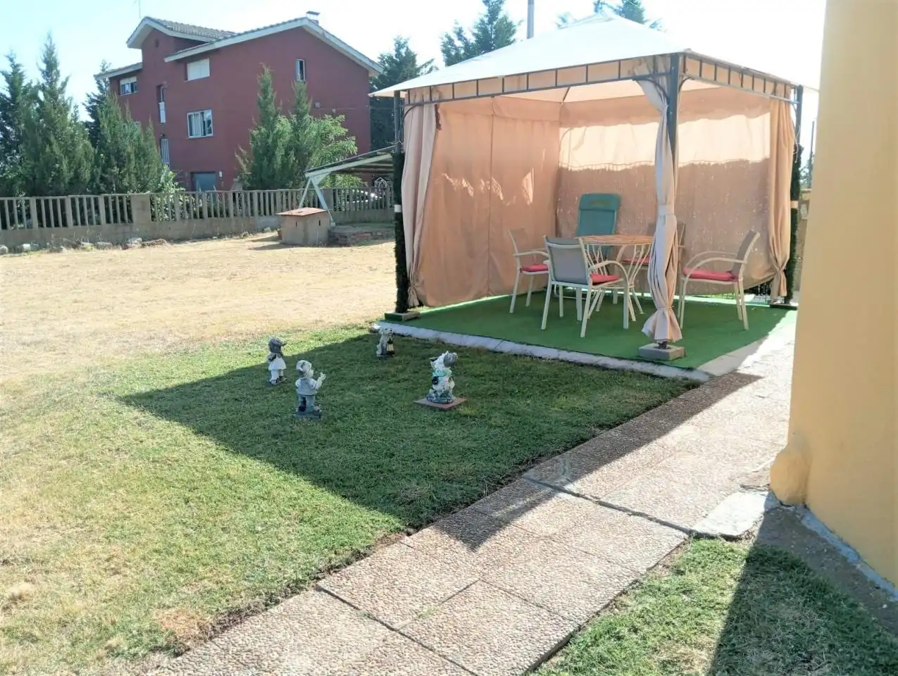 Jardí de Local en venda en Garrafe de Torío amb Terrassa