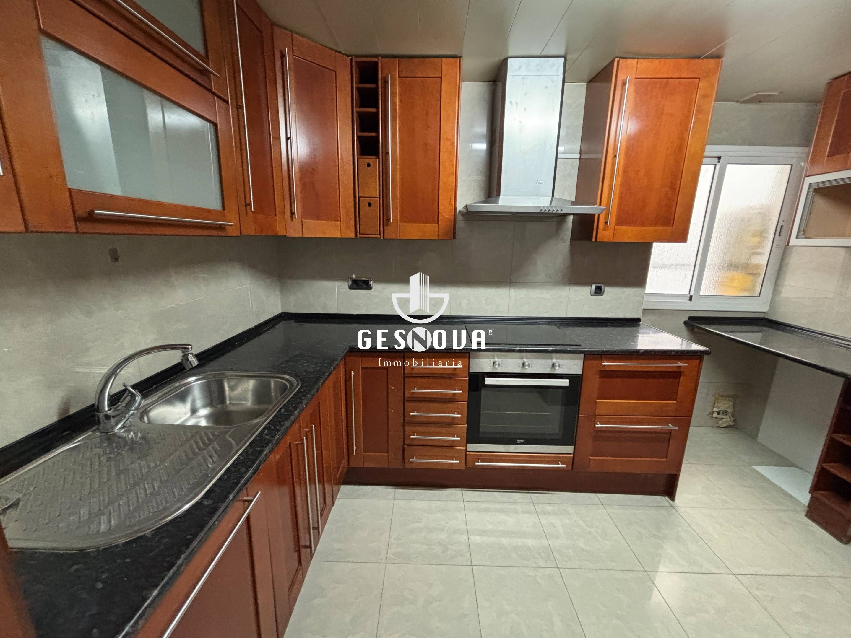 Kitchen of Flat for sale in L'Hospitalet de Llobregat  with Balcony