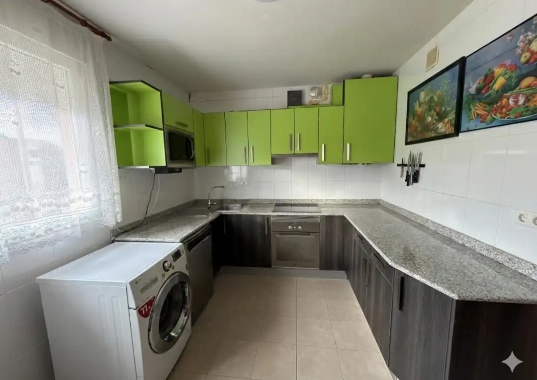 Cuina de Casa o xalet en venda en Ponferrada amb Calefacció, Jardí privat i Moblat