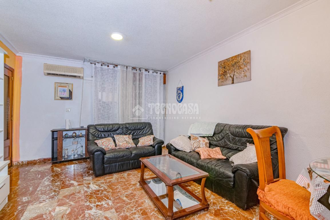 Living room of Flat for sale in  Granada Capital  with Heating, Furnished and Balcony