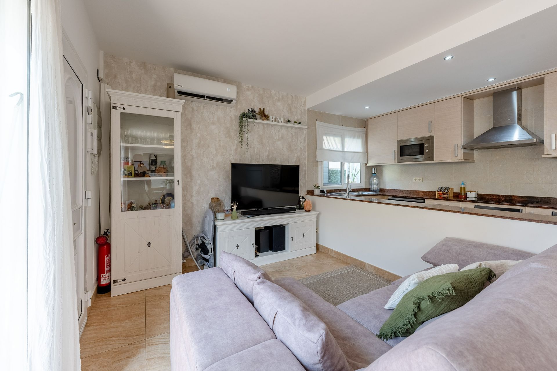 Sala d'estar de Casa adosada en venda en Cunit amb Aire condicionat, Calefacció i Jardí privat