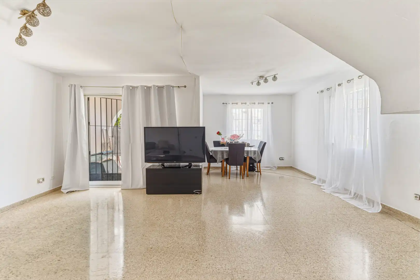 Sala d'estar de Casa adosada en venda en Estepona amb Jardí privat i Terrassa