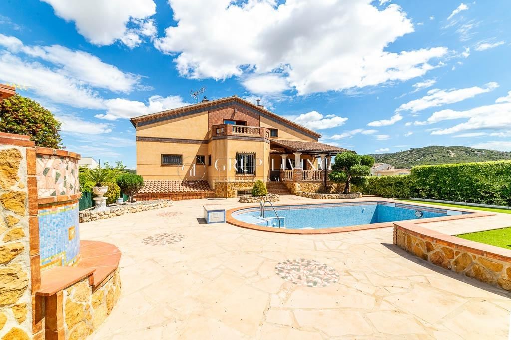 Vista exterior de Casa o xalet de lloguer en Olèrdola amb Calefacció, Jardí privat i Terrassa