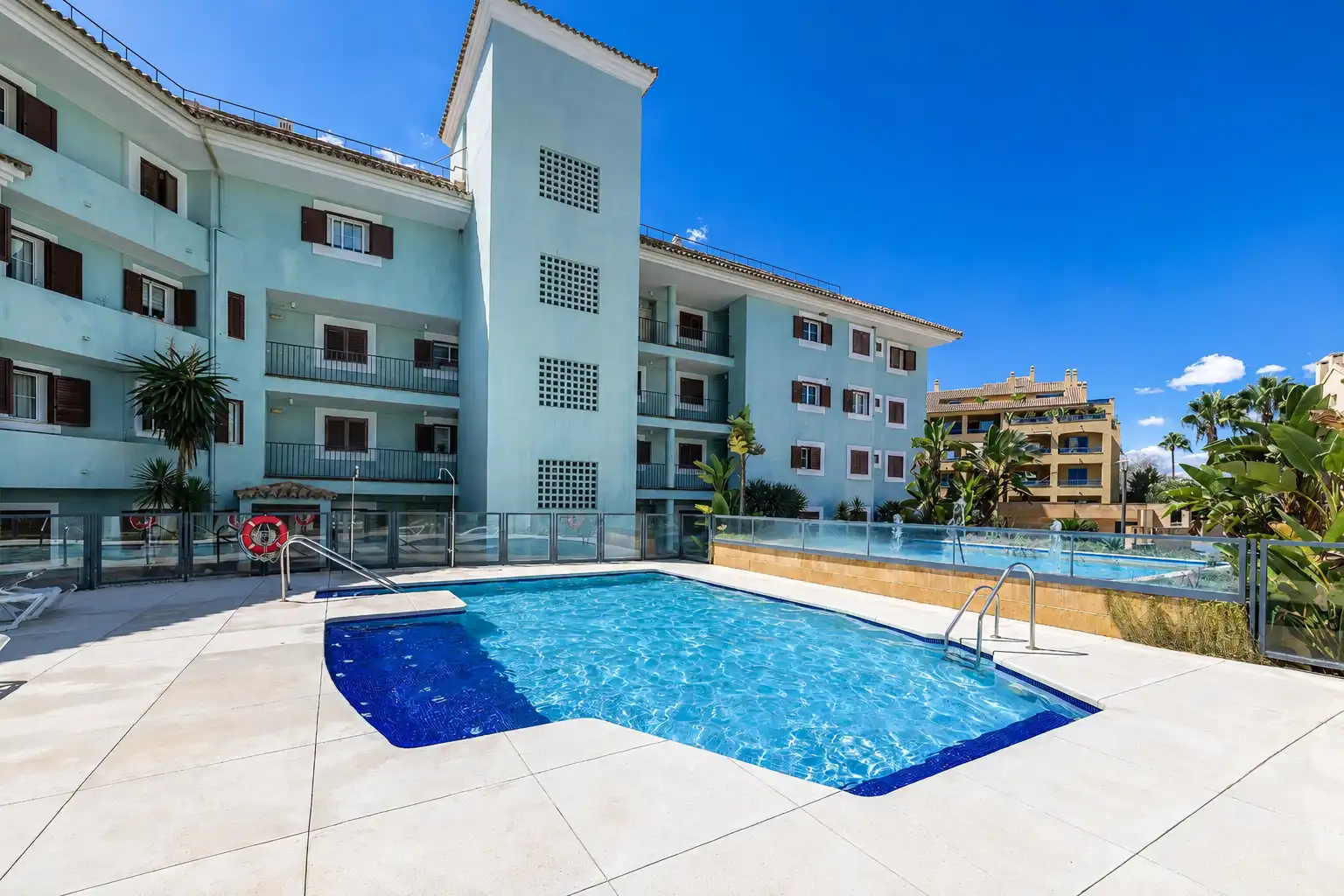 Piscina de Dúplex en venda en Sotogrande amb Aire condicionat, Terrassa i Traster