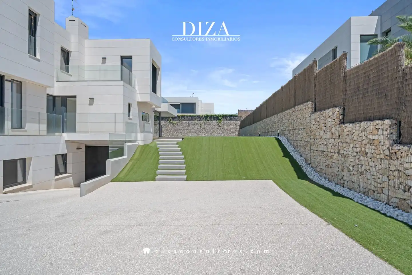 Vista exterior de Casa o xalet de lloguer en Majadahonda amb Aire condicionat, Calefacció i Jardí privat