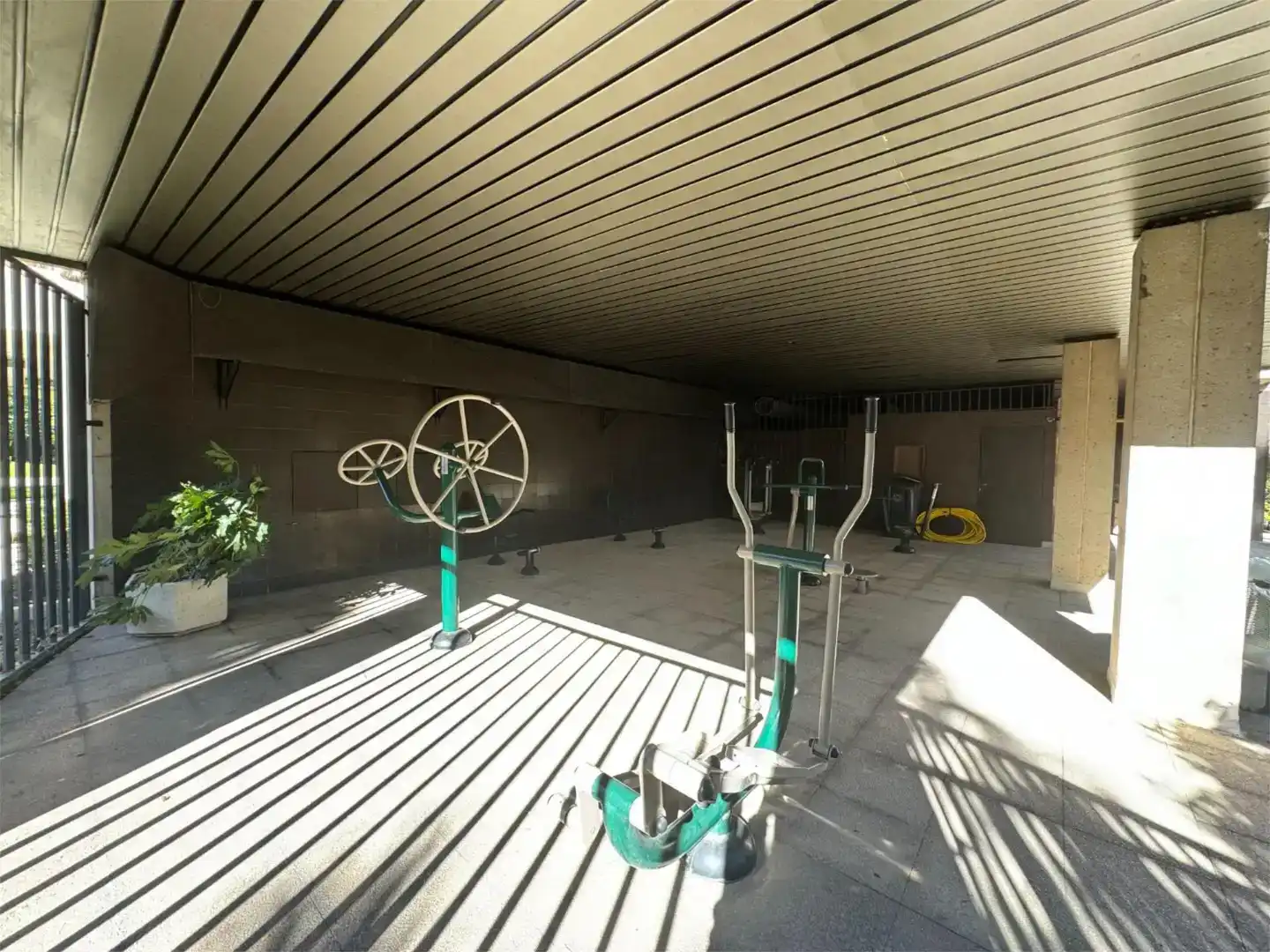 Parking de Piso de alquiler en Madrid con Aire acondicionado, Jardín privado y Parquet