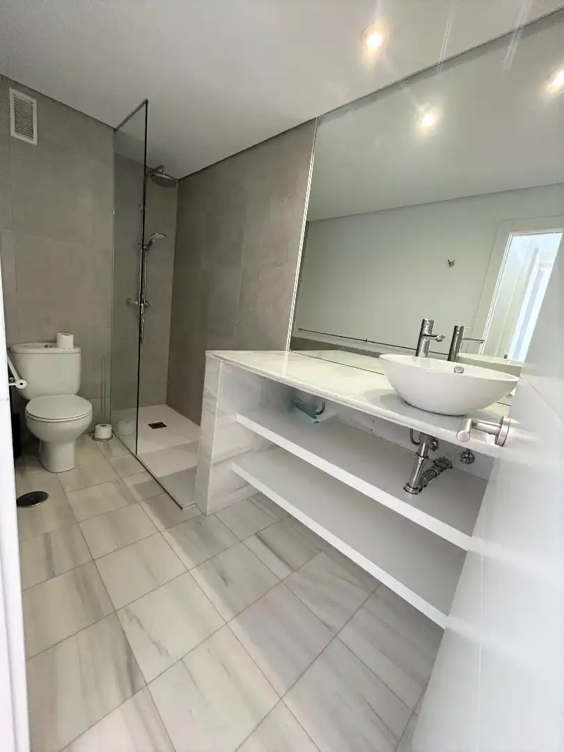 Baño de Apartamento de alquiler en Madrid con Aire acondicionado, Calefacción y Parquet