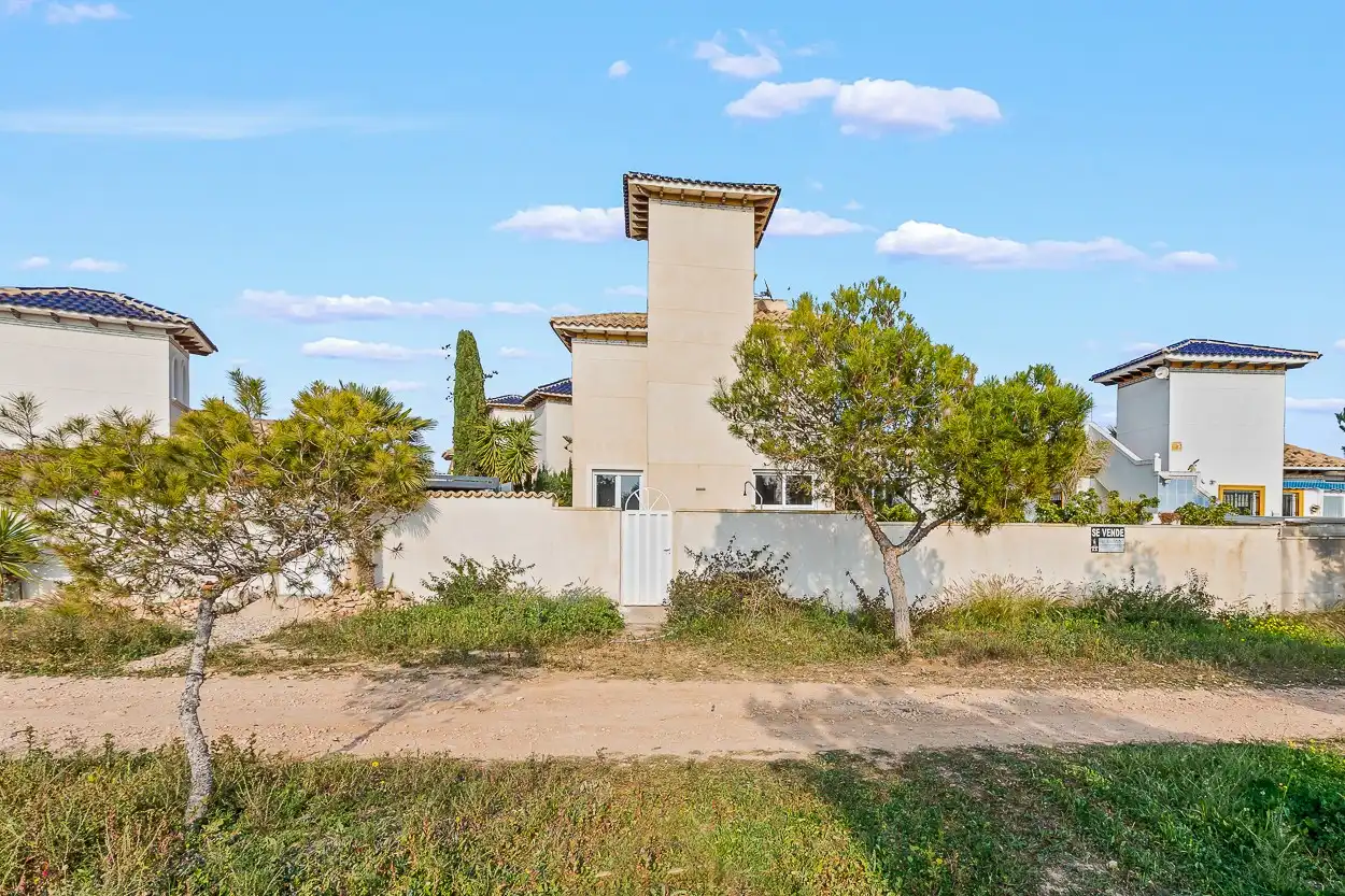 Vista exterior de Casa o xalet en venda en Orihuela amb Piscina