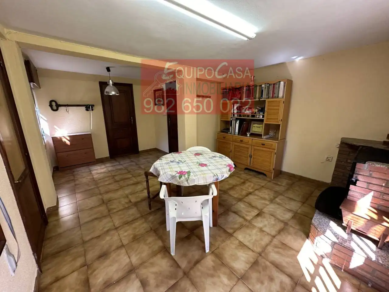 Cuina de Casa o xalet en venda en Lugo amb Calefacció, Jardí privat i Parquet