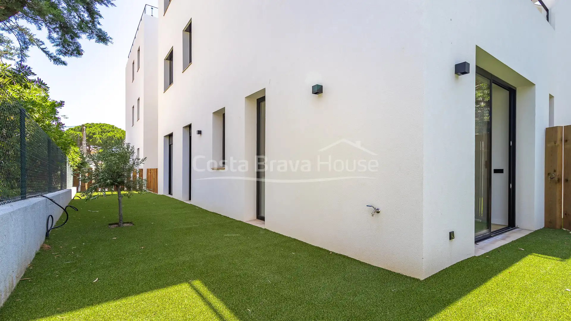 Vista exterior de Apartament en venda en Palamós amb Aire condicionat, Calefacció i Jardí privat