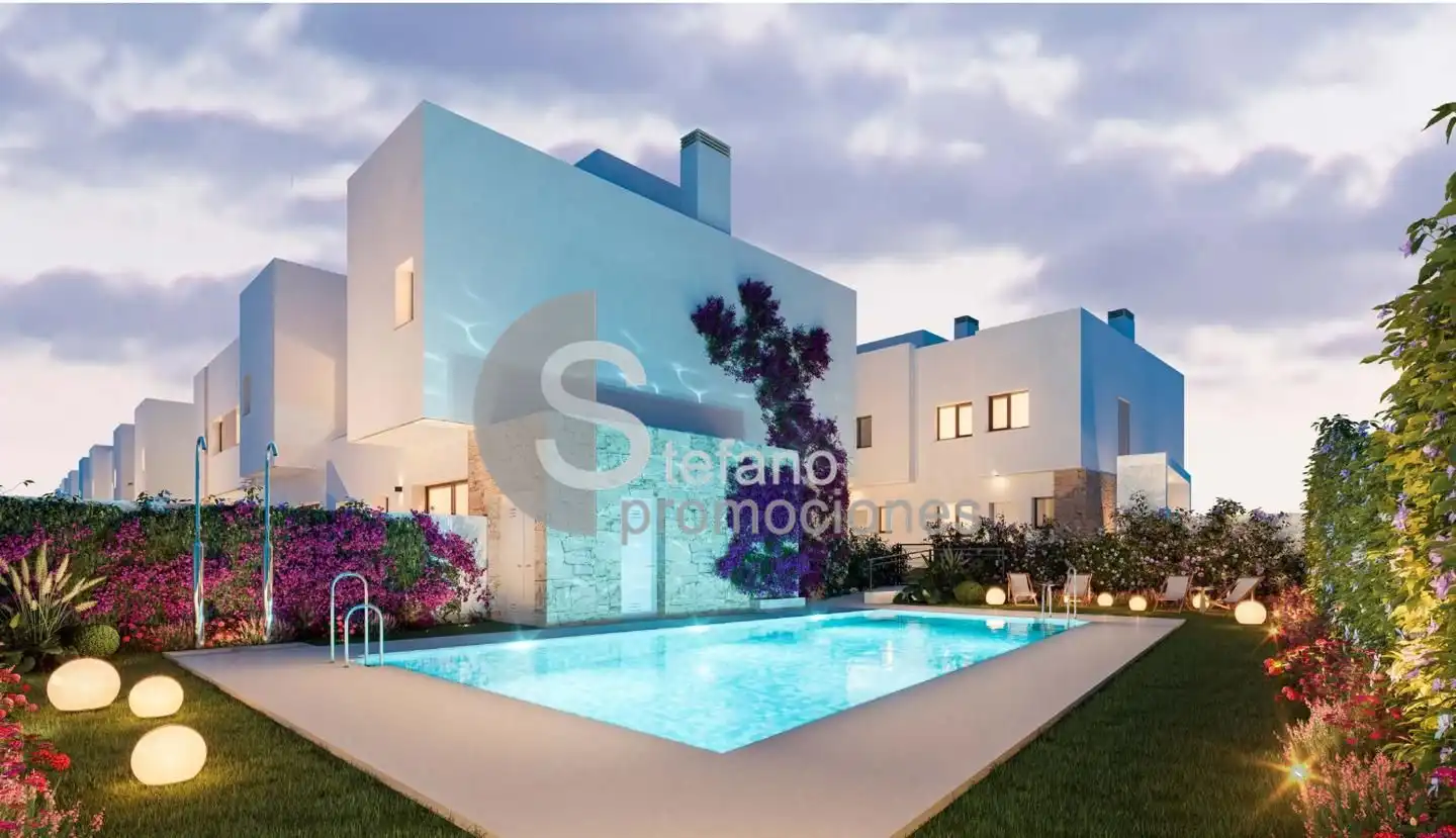 Piscina de Casa adosada en venda en Málaga amb Jardí privat, Terrassa i Piscina comunitària