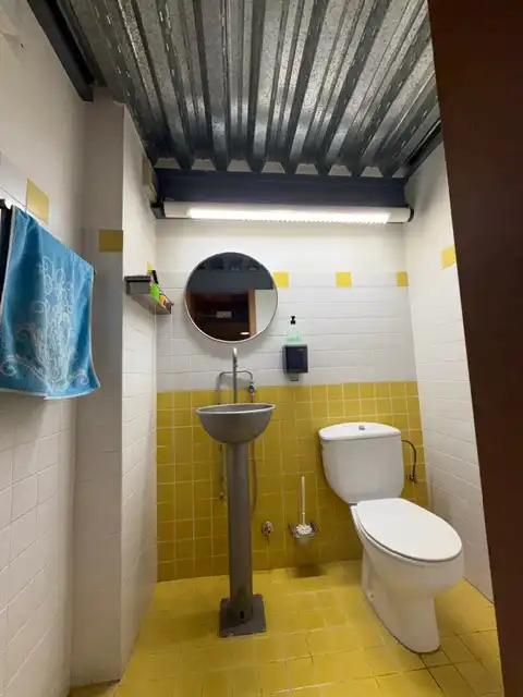 Bany de Local en venda en Girona amb Aire condicionat, Calefacció i Parquet